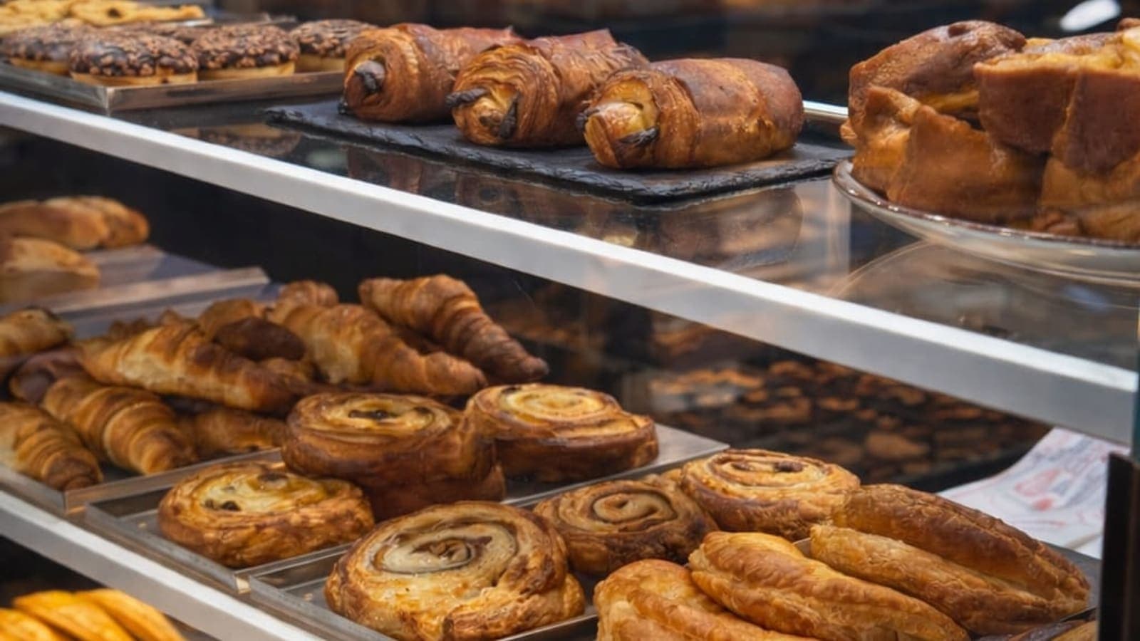 Vitrina de bollería, viennoiseries y empanadas de La Revancha